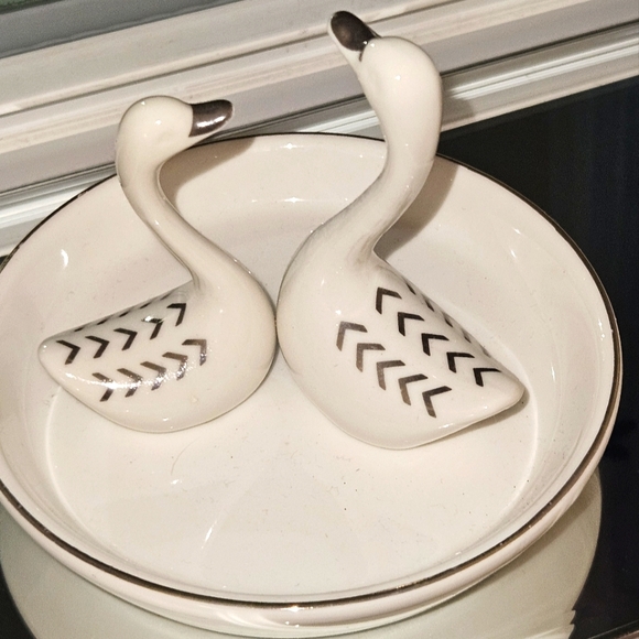 Vintage Elegant White Porcelain? Swan Ring Holder Jewelry With Silver Accents - Picture 2 of 2